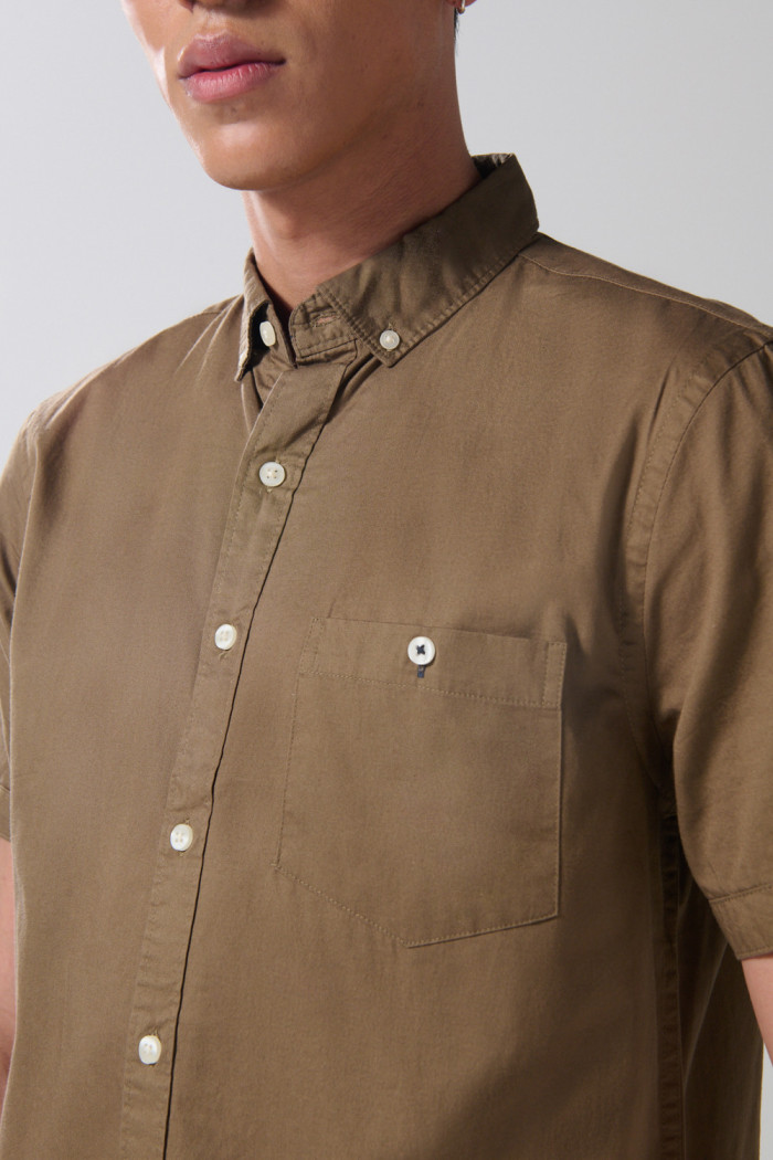Camisa unicolor en algodón con cuello button down