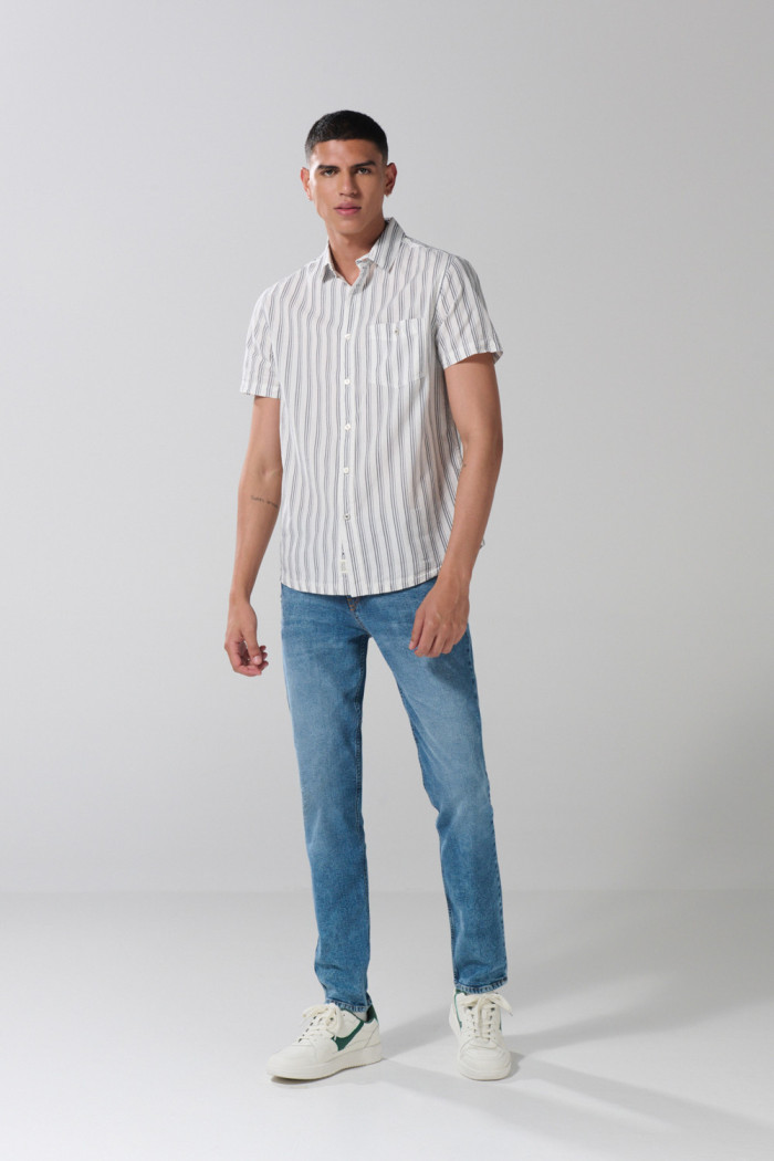 Camisa unicolor a rayas manga corta con botones