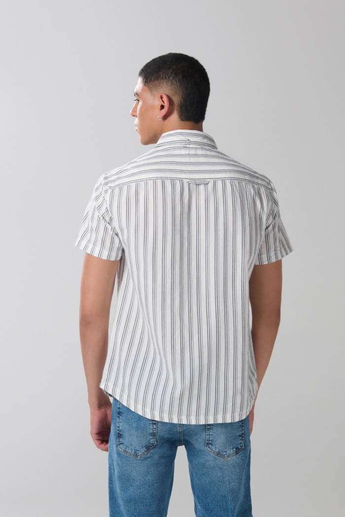 Camisa unicolor a rayas manga corta con botones