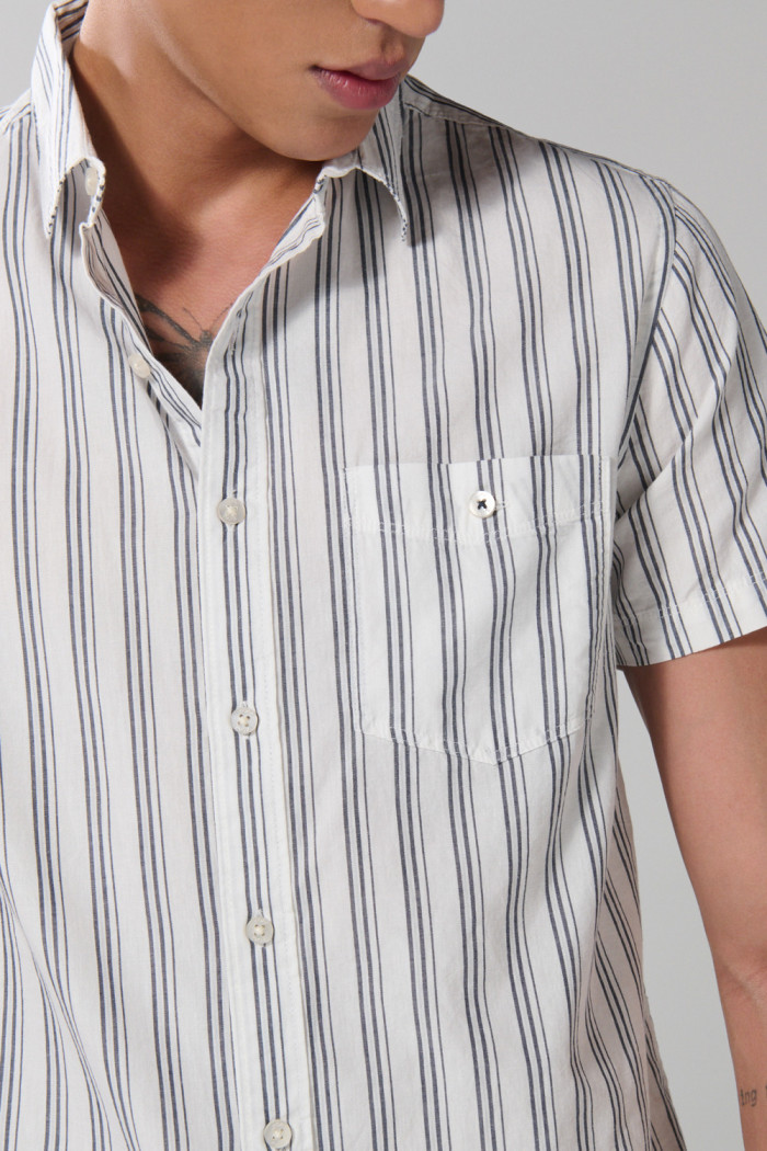 Camisa unicolor a rayas manga corta con botones