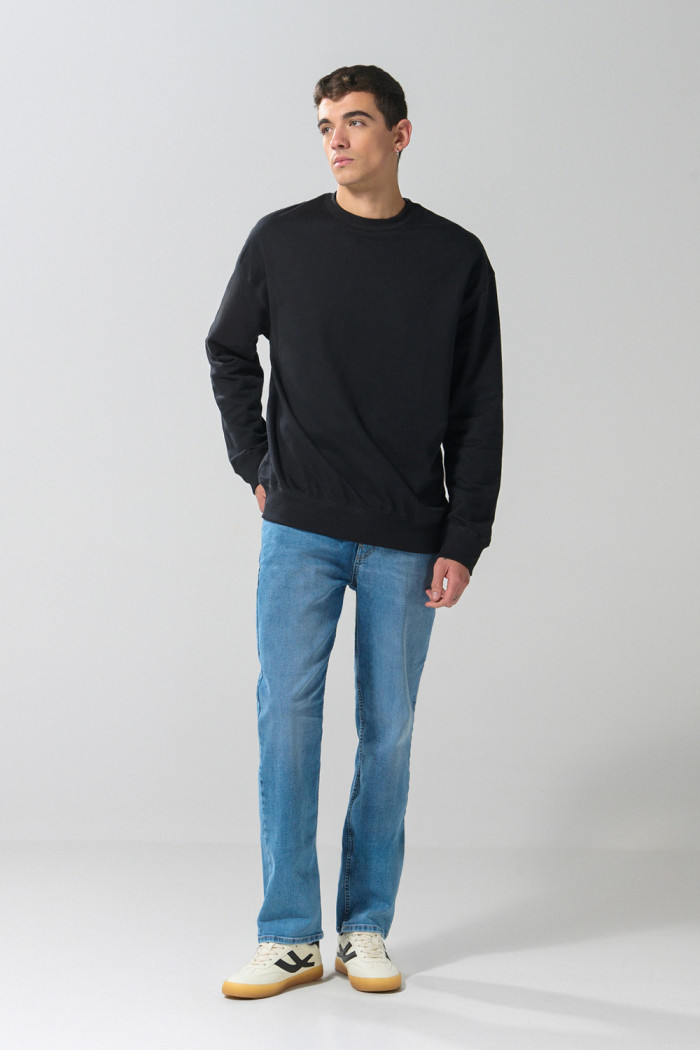 Buzo negro oversize perchado con cuello redondo