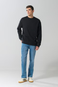 Buzo negro oversize perchado con cuello redondo