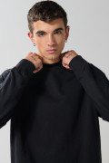 Buzo negro oversize perchado con cuello redondo