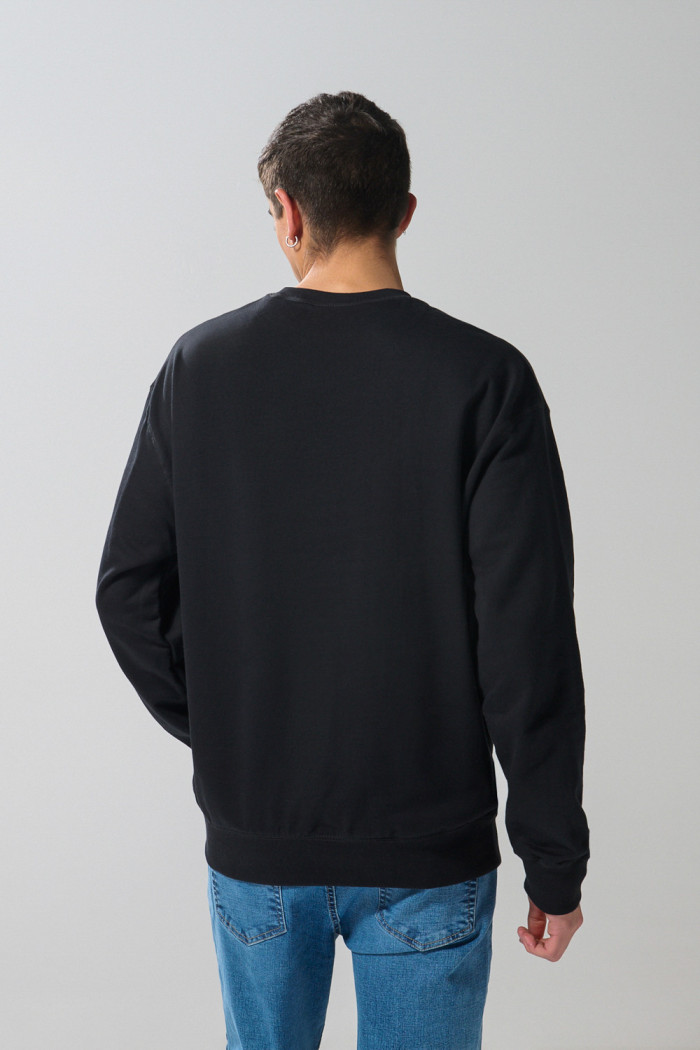 Buzo negro oversize perchado con cuello redondo
