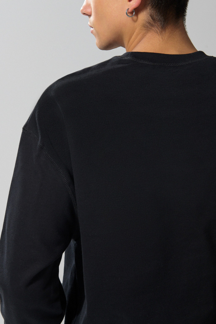 Buzo negro oversize perchado con cuello redondo