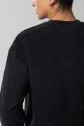 Buzo negro oversize perchado con cuello redondo