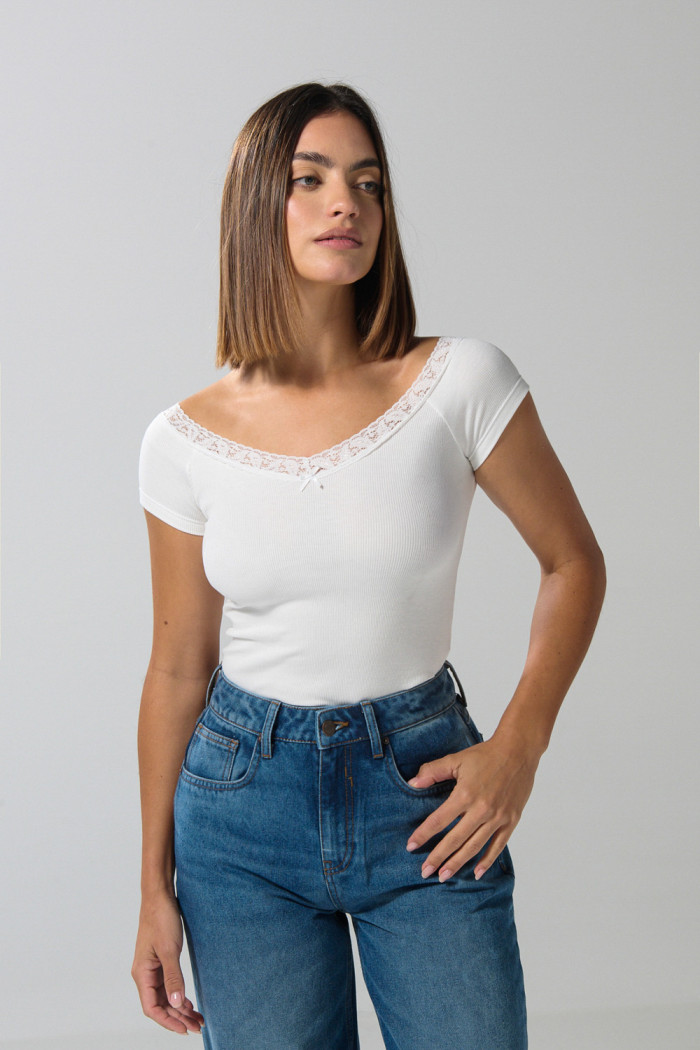 Camiseta manga corta unicolor con detalle en escote