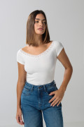 Camiseta manga corta unicolor con detalle en escote