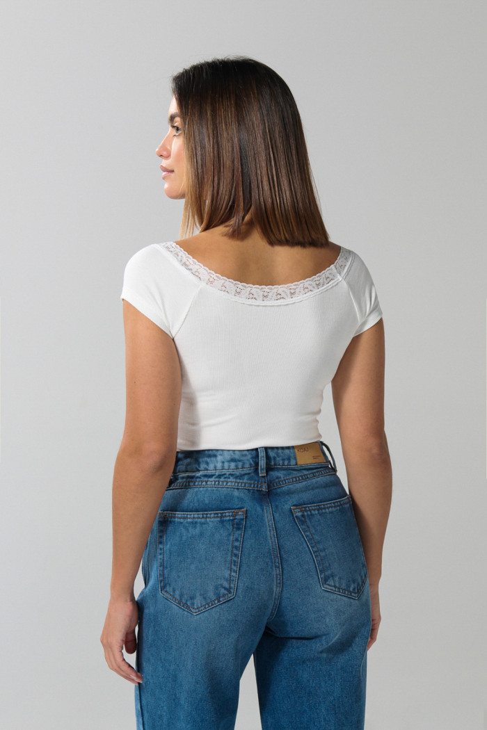 Camiseta manga corta unicolor con detalle en escote