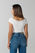 Camiseta manga corta unicolor con detalle en escote