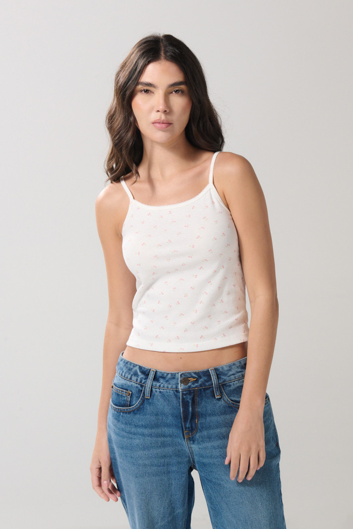 Camiseta crema con manga sisa y diseños de cerezas