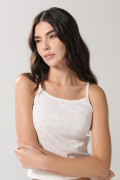 Camiseta crema con manga sisa y diseños de cerezas
