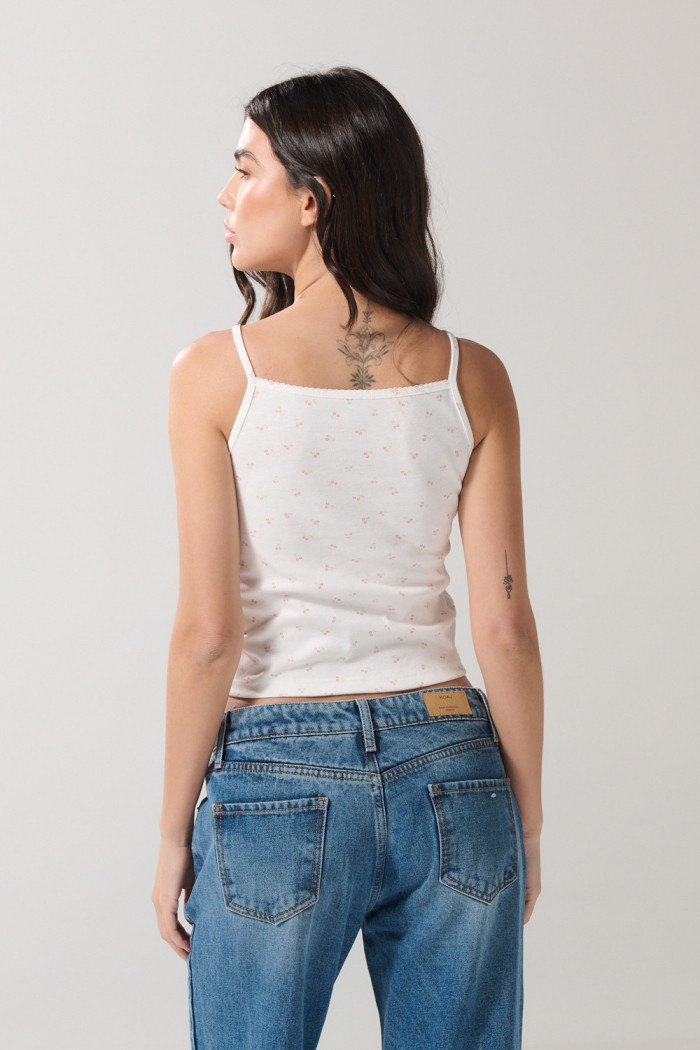 Camiseta crema con manga sisa y diseños de cerezas