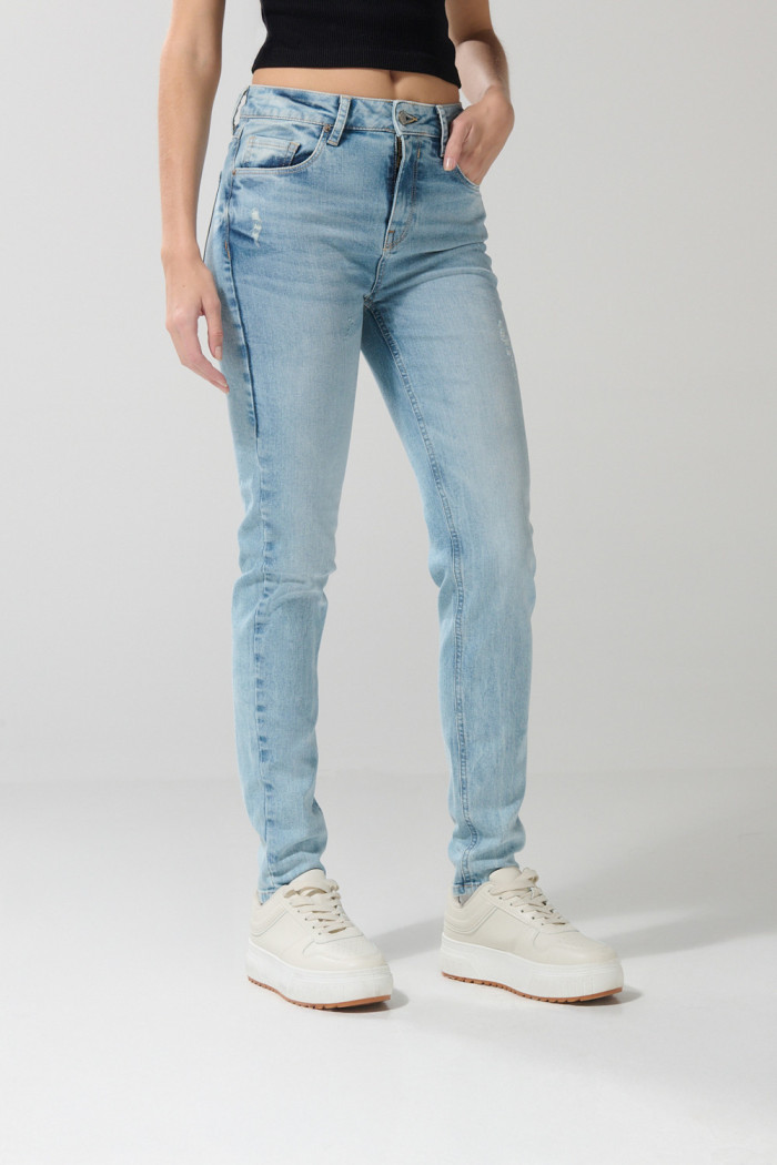 Jean tiro alto azul claro tipo jegging con ligeros desgastes