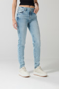 Jean tiro alto azul claro tipo jegging con ligeros desgastes