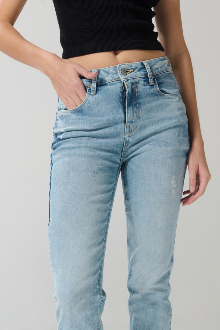 Jean tiro alto azul claro tipo jegging con ligeros desgastes