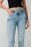 Jean tiro alto azul claro tipo jegging con ligeros desgastes