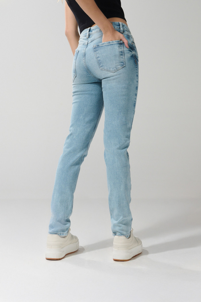 Jean tiro alto azul claro tipo jegging con ligeros desgastes