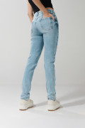Jean tiro alto azul claro tipo jegging con ligeros desgastes