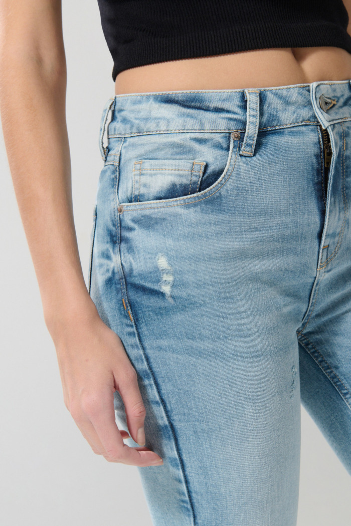 Jean tiro alto azul claro tipo jegging con ligeros desgastes