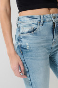 Jean tiro alto azul claro tipo jegging con ligeros desgastes