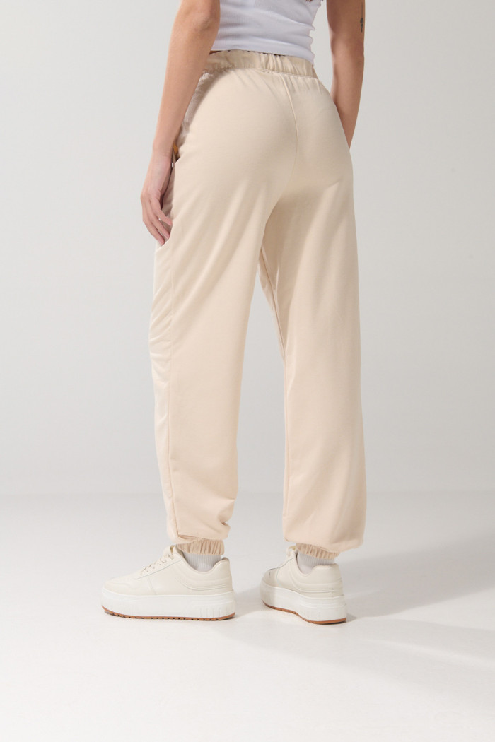 Pantalón jogger kaki claro con elástico en bota