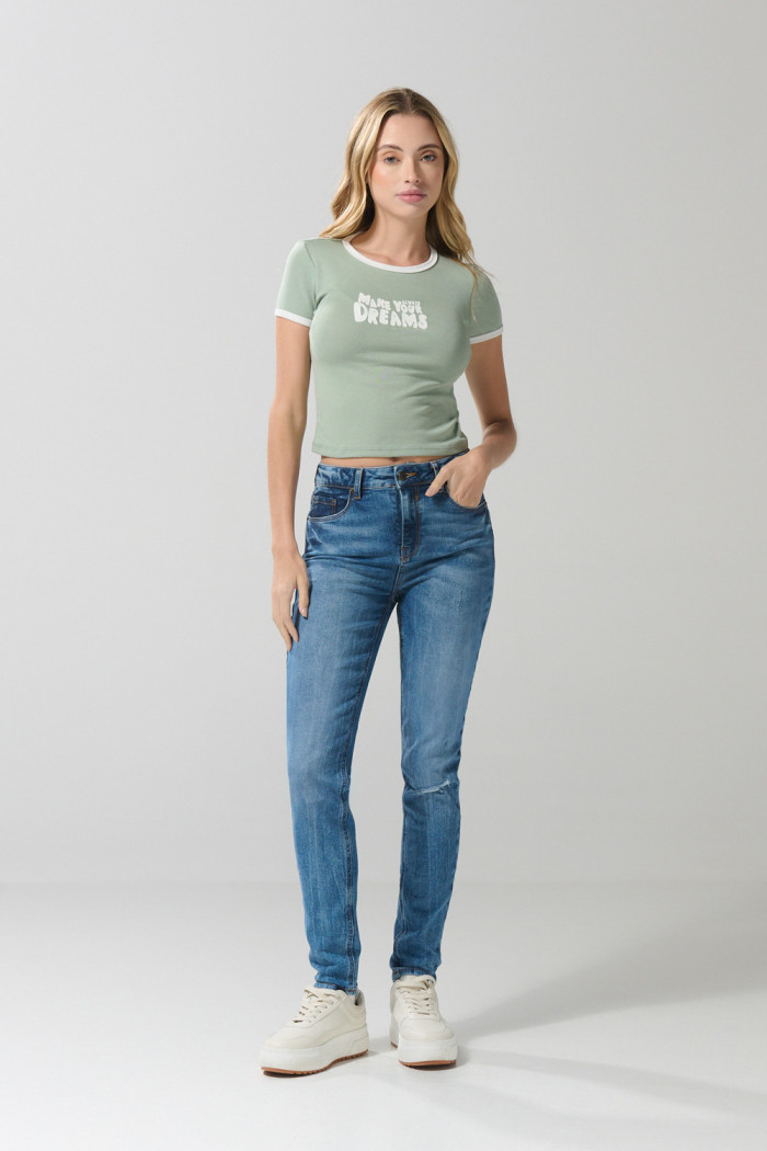 Camiseta unicolor en rib manga corta con texto y contrastes