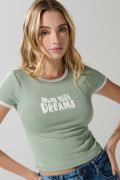 Camiseta unicolor en rib manga corta con texto y contrastes