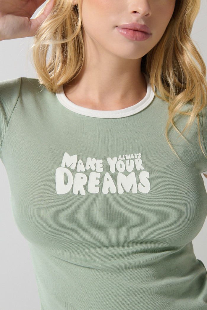 Camiseta unicolor en rib manga corta con texto y contrastes