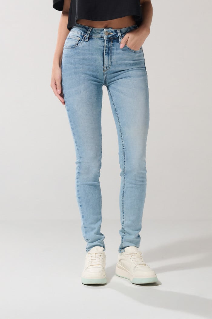 Jean push up tiro alto azul claro con realce posterior