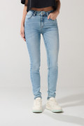 Jean push up tiro alto azul claro con realce posterior