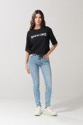 Jean push up tiro alto azul claro con realce posterior