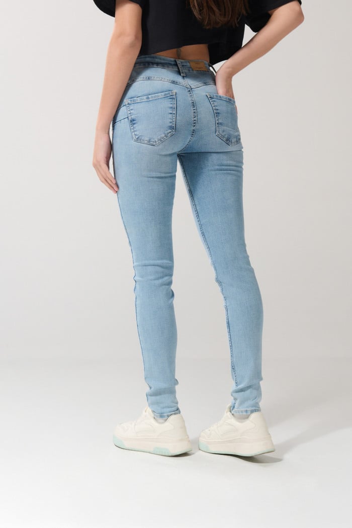 Jean push up tiro alto azul claro con realce posterior