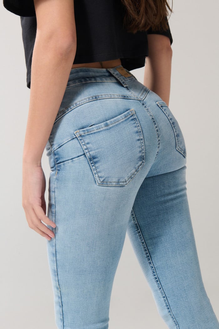Jean push up tiro alto azul claro con realce posterior