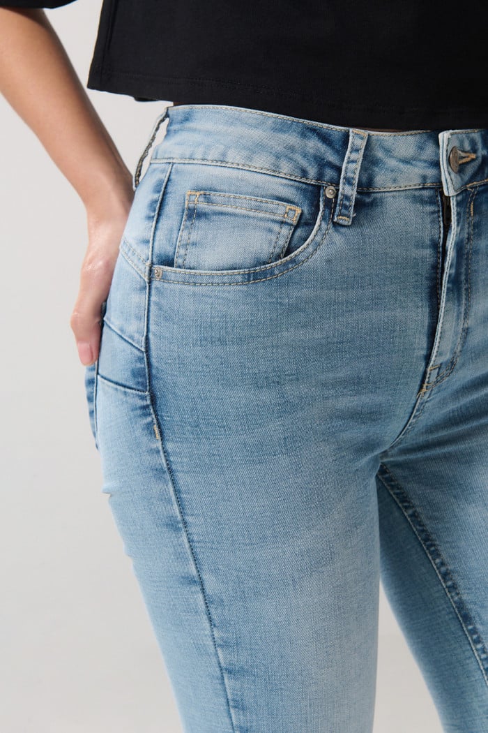 Jean push up tiro alto azul claro con realce posterior