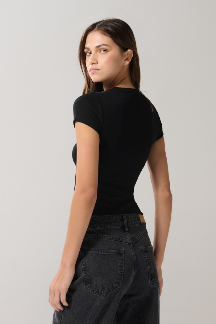 Camiseta unicolor ajustada en rib con cuello redondo