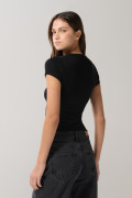 Camiseta unicolor ajustada en rib con cuello redondo