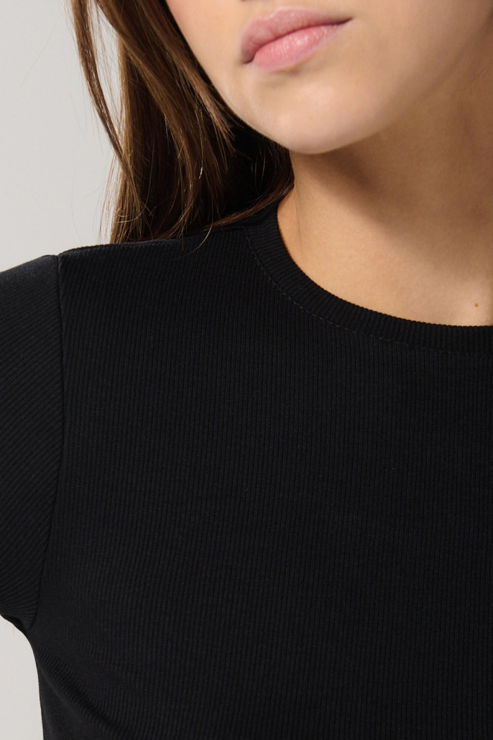 Camiseta unicolor ajustada en rib con cuello redondo