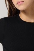 Camiseta unicolor ajustada en rib con cuello redondo