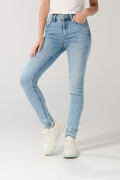 Jean azul claro tiro alto push up con realce posterior
