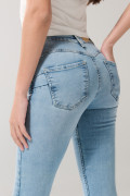 Jean azul claro tiro alto push up con realce posterior