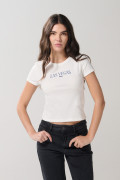 Camiseta crema con arte college en frente y manga corta