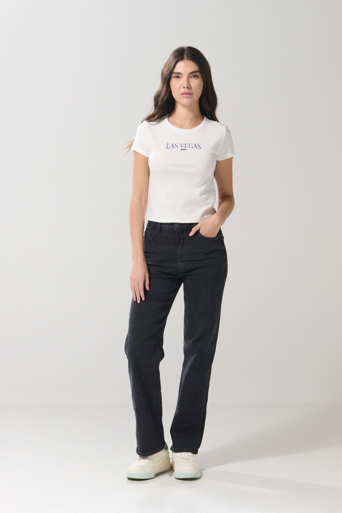 Camiseta crema con arte college en frente y manga corta