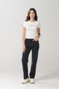Camiseta crema con arte college en frente y manga corta