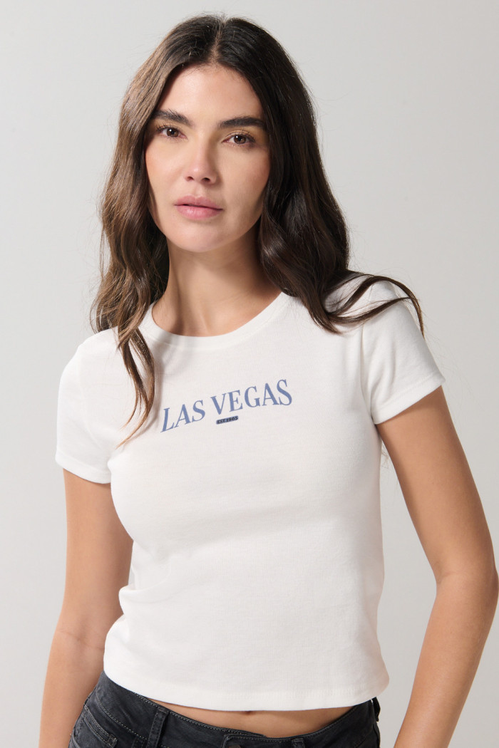 Camiseta crema con arte college en frente y manga corta