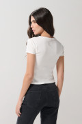 Camiseta crema con arte college en frente y manga corta
