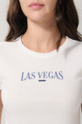 Camiseta crema con arte college en frente y manga corta