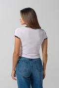 Camiseta college lila clara manga corta con contrastes