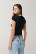 Camiseta negra college con contrastes y manga corta