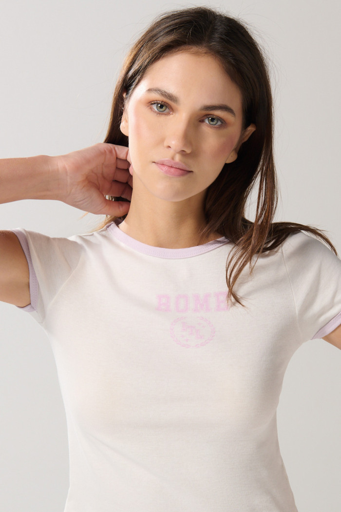 Camiseta crema college manga corta con contrastes lilas